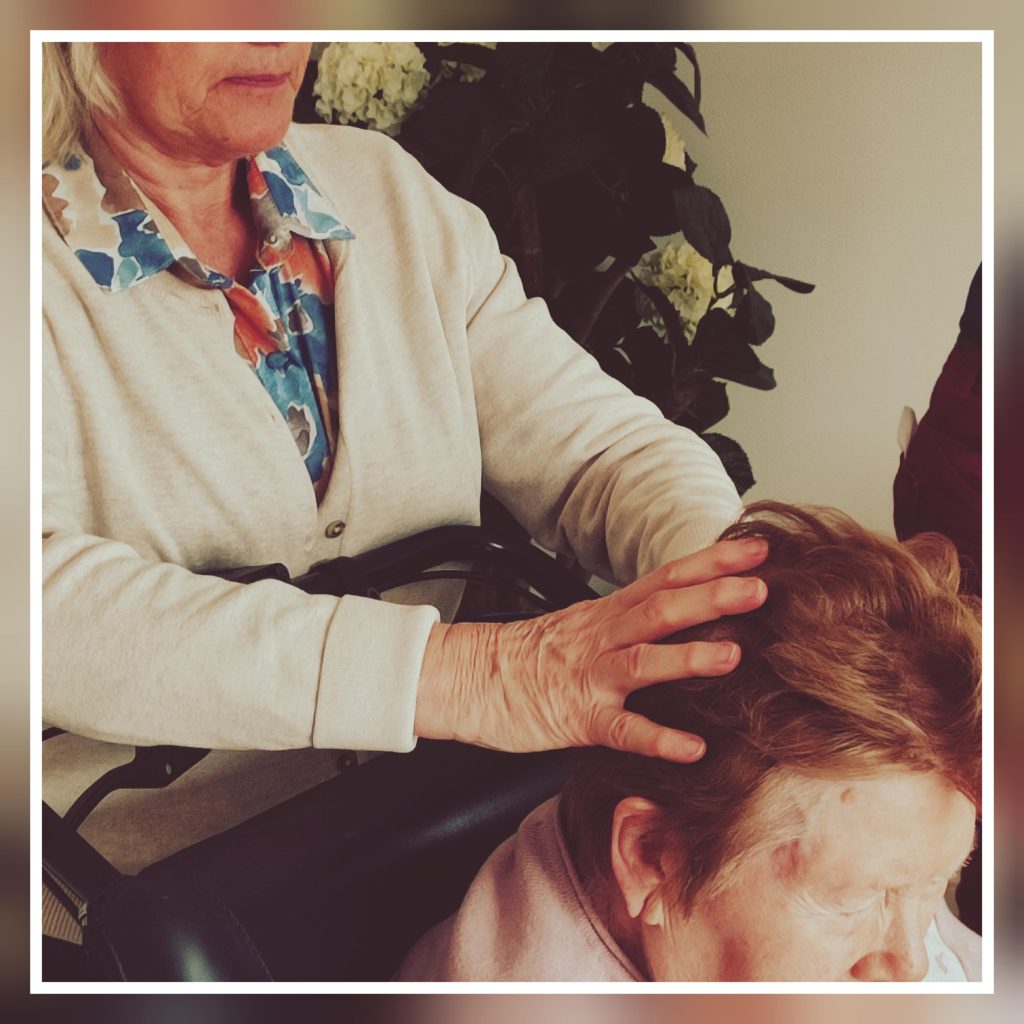 Les bienfaits : Le massage bien être ou massage relaxant californien permet de lutter efficacement contre le stress, dénouer les tensions physiques et nerveuses, il est parfaitement adapté à nos modes de vies occidentaux, pollution, stress, hyperactivité… Il engendre une relaxation physique et psychologique profonde, apaise et détend à tous les niveaux, il agit aussi sur l’émotionnel.